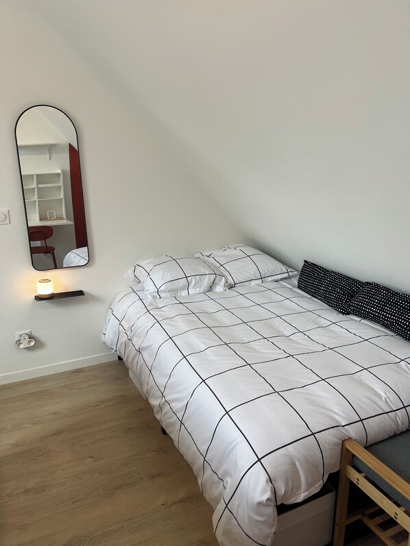 1 bedroom, desk, WiFi, bed sheets