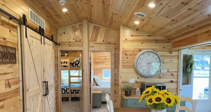 Twin Lake Retreat - Charming 2-bd cottage, with private boat dock on East Twin.