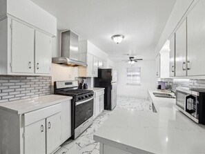 Microwave, oven, stovetop, dishwasher - One minute from the Galleria mall and River oaks. (Houston)