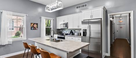 Een koelkast, een microgolfoven, een oven, een kookplaat