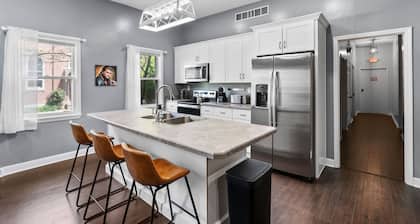 Fun Spacious 5 Bdrm Estate w/Theater, Billiard Parlor, Speakeasy Bar & Poker Rm