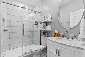 Dusche, Haartrockner, Handtücher, Seife