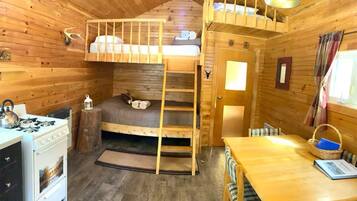 1 makuuhuone, vauvan matkasänky, vuodevaatteet