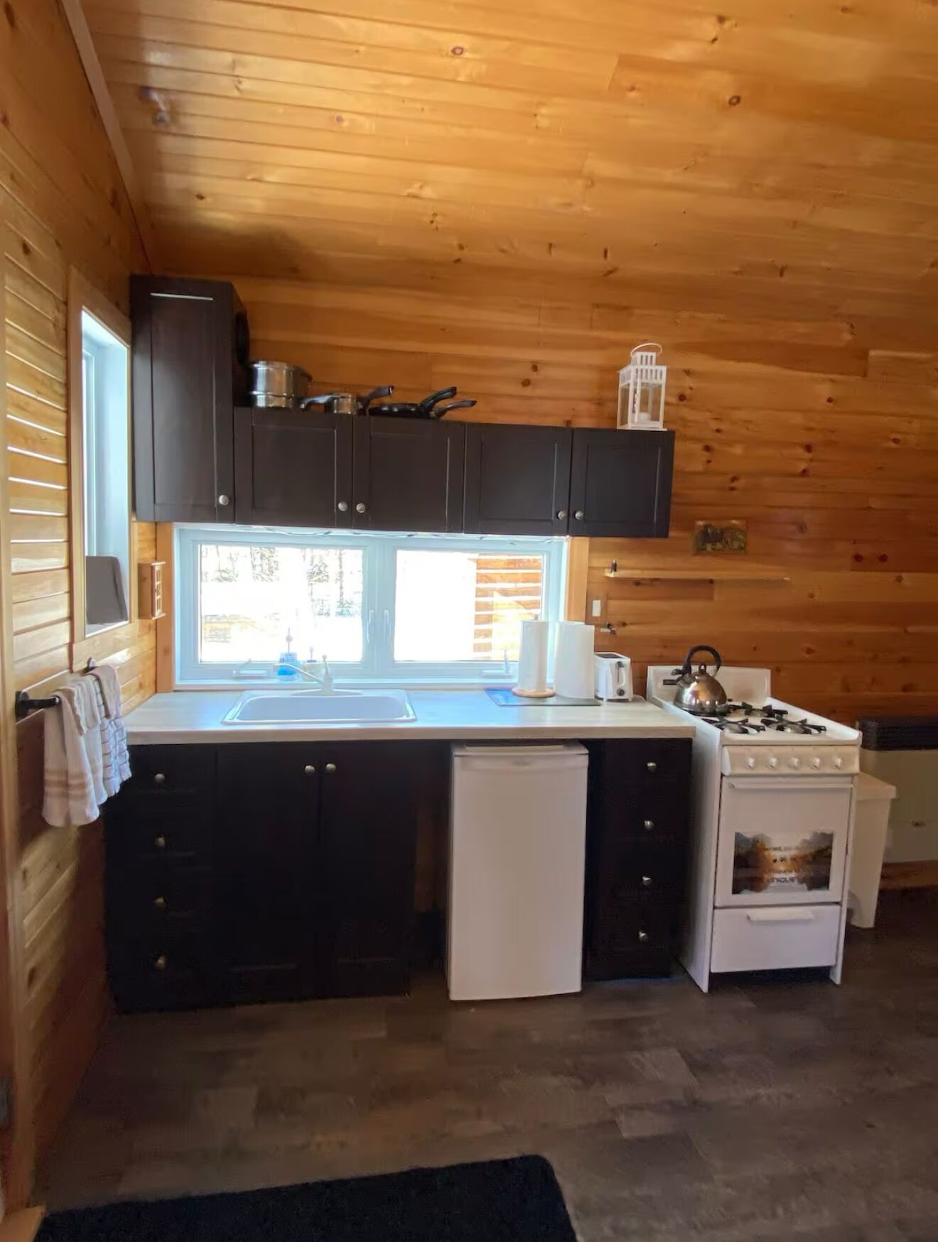 Een oven, een kookplaat, een koffiezetapparaat/waterkoker