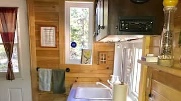 Horno, parrilla de estufa, cafetera y tetera y tostadora