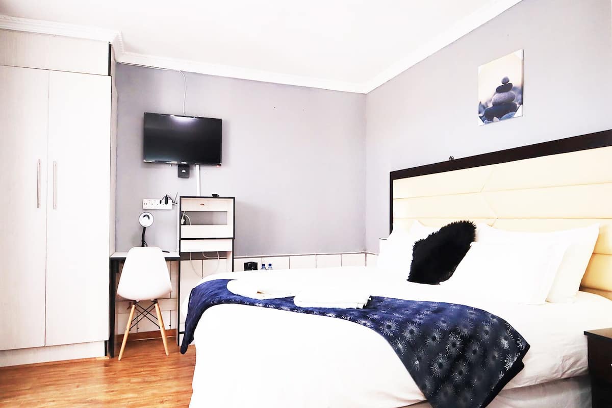 Classic Room | Desk, laptop workspace, free WiFi