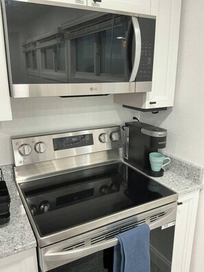 Réfrigérateur, four à micro-ondes, un four, surface de cuisson