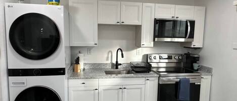 Jääkaappi, mikroaaltouuni, uuni, liesi