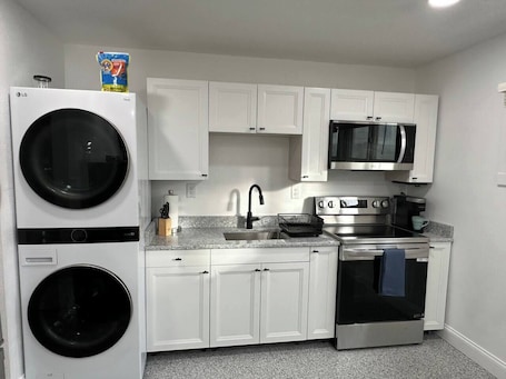 Fridge, microwave, oven, stovetop. Cozy 1BR Retreat in Cheyenne