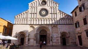 A historic building with a central arched entrance, a large circular window, and a symmetrical facade. - Charming 2-bedroom apartment with AC, WiFi in fantastic centre of the Zadar (Zadar)