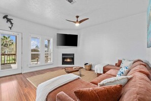 Smart TV, books - Hot Tub | Fenced Yard | Boat Slip (Crystal Beach)