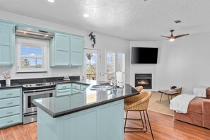 冷蔵庫、電子レンジ、オーブン、コンロ