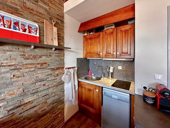 Kühlschrank, Ofen, Geschirrspüler, Wasserkocher mit Kaffee-/Teezubehör