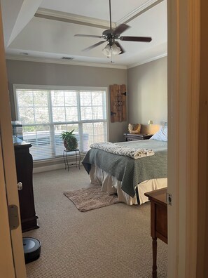 4 bedrooms, iron/ironing board, WiFi, bed sheets - MASTER'S READY! 4 bm, 2.5 bath with lg hot tub and lg fenced back yard (Evans)