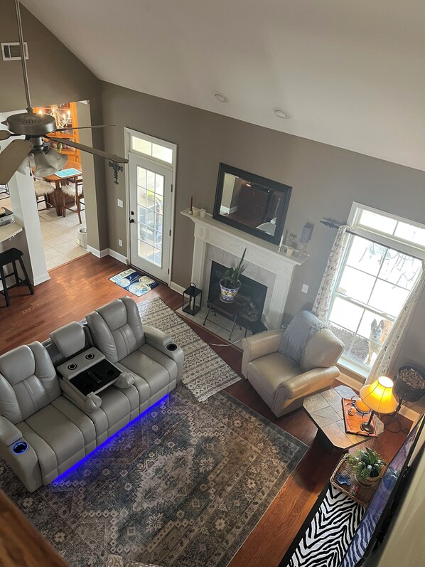 Smart TV, DVD player - MASTER'S READY! 4 bm, 2.5 bath with lg hot tub and lg fenced back yard (Evans)