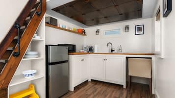 Superior Apartment, 2 Double Beds | Private kitchen | Cleaning supplies, paper towels