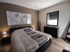 3 bedrooms, desk, iron/ironing board, travel crib