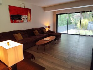 Smart TV, caminetto, lettore DVD, tavolo da ping pong