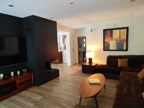 Smart TV, caminetto, lettore DVD, tavolo da ping pong