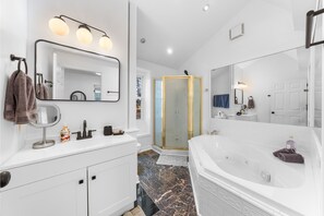 Dusche, Whirlpool, Haartrockner, Handtücher