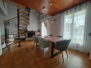 Dining - Villa Landaise with its large swimming pool (Biscarrosse)
