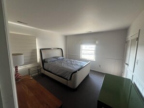 3 bedrooms, desk, iron/ironing board, WiFi