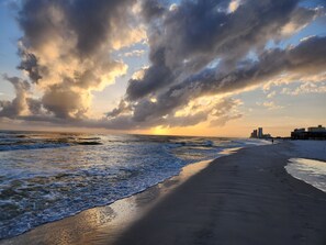 On the beach - Located at the Boardwalk! Breathtaking views!! Restaurant on-site!! (Gulf Shores)