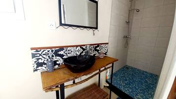 Een douche, een haardroger, handdoeken, toiletpapier