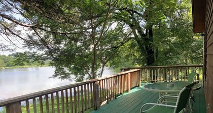 Cabin in Hardy on Kiwanie Lake with fishing boat & kayak, near Spring River