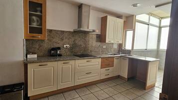 Een koelkast, een magnetron, een oven, een kookplaat