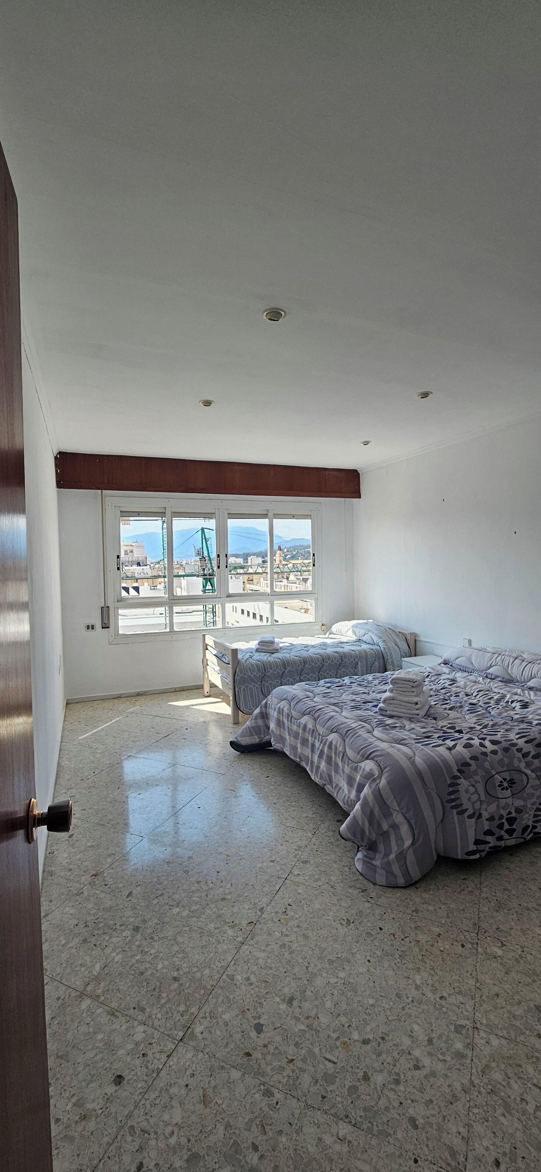 4 slaapkamers, een strijkplank/strijkijzer, gratis wifi, beddengoed