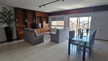 Een smart-tv en boeken