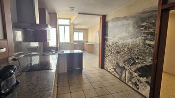 Een koelkast, een magnetron, een oven, een kookplaat