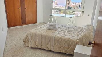 4 slaapkamers, een strijkplank/strijkijzer, gratis wifi, beddengoed