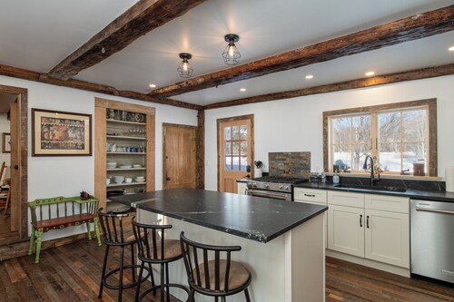 Historic 1843 Belmont Home, Near Okemo & VAST, Sleeps 10+, Gigabit WiFi