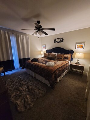 2 bedrooms, premium bedding, memory foam beds, individually decorated - The Bear Den  (Mount Ida)