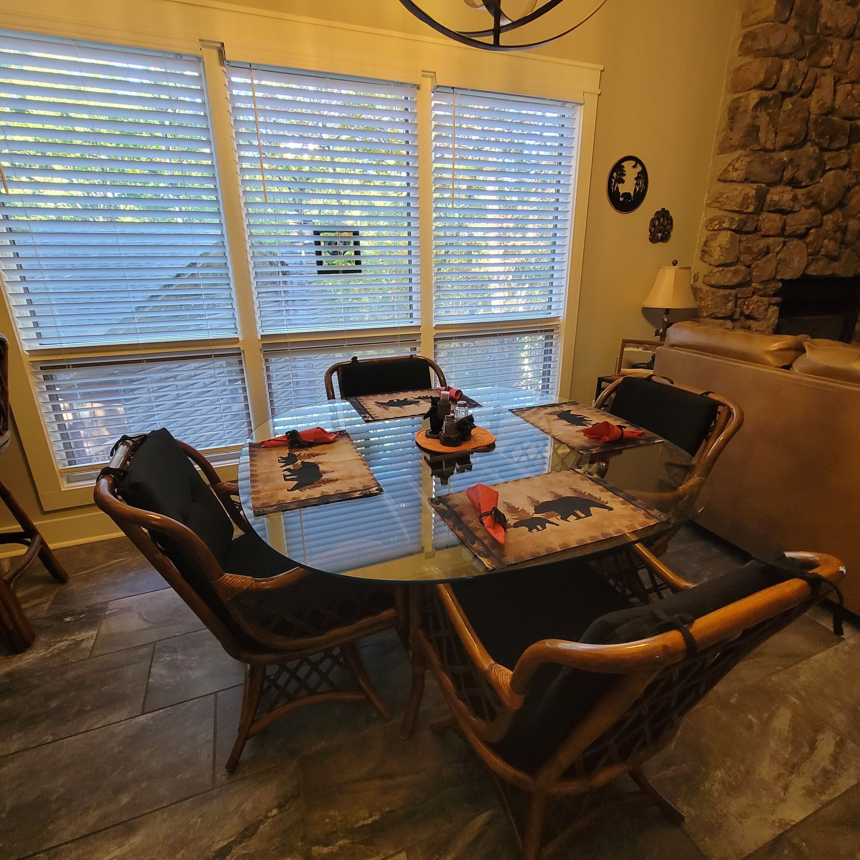 公寓客房, 陽台, 湖景 | 房內用餐區