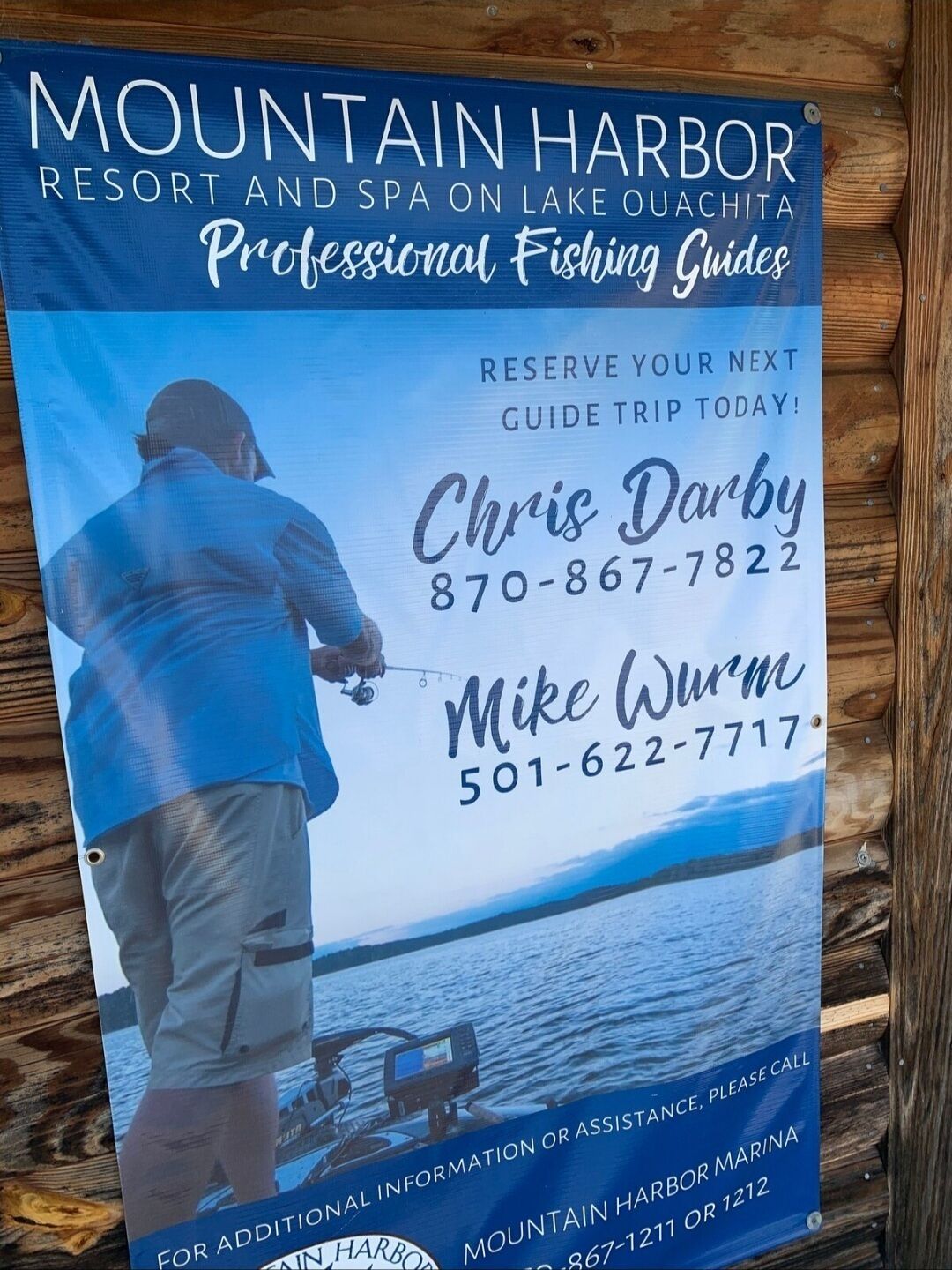 Skilt for Mountain Harbor Resort and Spa ved Lake Ouachita, der reklamerer for professionelle fiskeguiders tjenester.