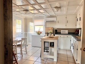 Een koelkast, een microgolfoven, een koffiezetapparaat/waterkoker