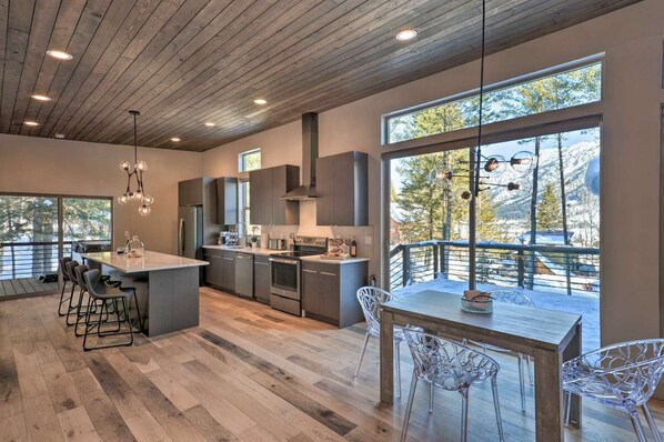 Dining - Luxury Mountainside Chalet - 35 Mins from Jackson, WY (Alpine)