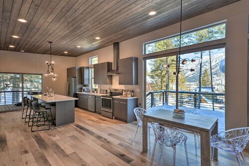 Luxury Mountainside Chalet - 35 Mins from Jackson, WY