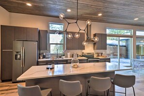 Fridge, microwave, oven, stovetop - Luxury Mountainside Chalet - 35 Mins from Jackson, WY (Alpine)