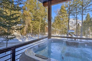 Outdoor spa tub - Luxury Mountainside Chalet - 35 Mins from Jackson, WY (Alpine)