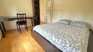 1 slaapkamer, een strijkplank/strijkijzer, wifi, beddengoed