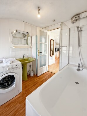 Hårtørrer, håndklæder, Sæbe, Toiletpapir