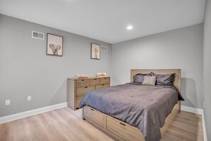4 bedrooms, iron/ironing board, WiFi, bed sheets