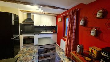 Coffee/tea maker, fridge, microwave, oven