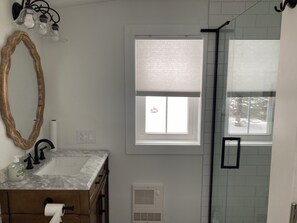 Shower, hair dryer, towels, soap - Charming colonial home in Oneida Castle (Oneida)