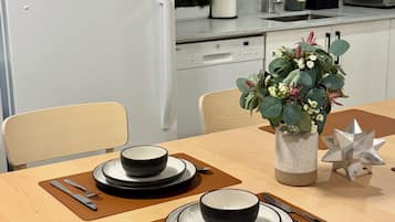 Suite, 2 habitaciones | Área de sala de estar | Televisión de pantalla plana