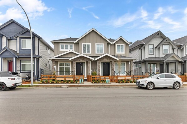 Exterior - Levida Living - Cozy 2 Bedroom Suite at the Heart of Langley (Langley)